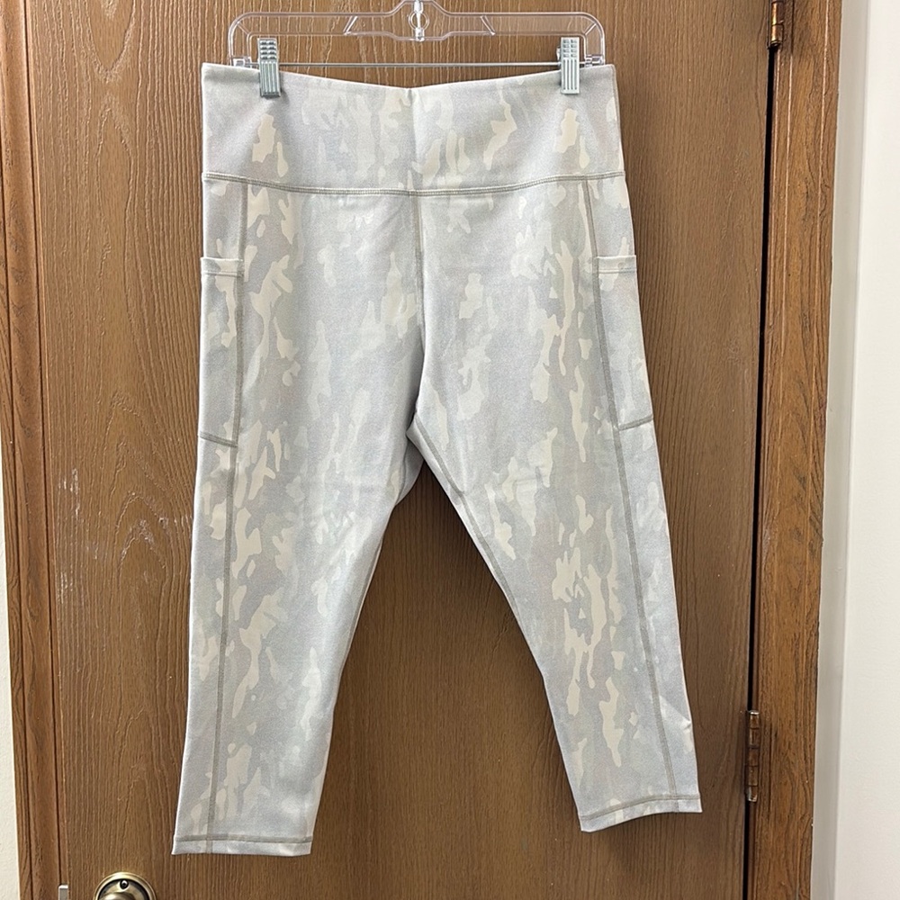 Zyia White/Silver Camo Capri Leggings